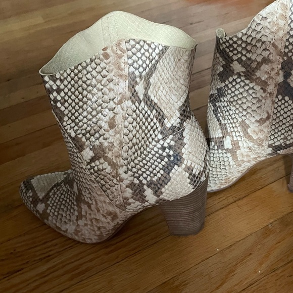 🐍 PYTHON VINCE CAMUTO BOOTIES - Picture 7 of 11